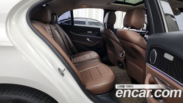 Mercedes-Benz E-Class 2018 — Şəkil 12/20