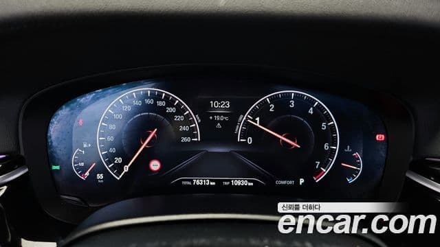 BMW 5 Series 2019 — ფოტო 8/20