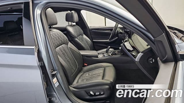 BMW 5 Series 2019 — фото 10 из 20