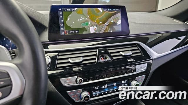 BMW 5 Series 2019 — ფოტო 15/20