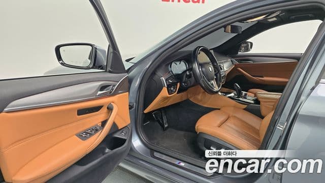BMW 5 Series 2018 — ფოტო 10/19