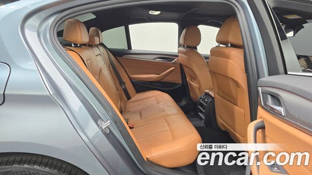 BMW 5 Series 2018 — ფოტო 12/19
