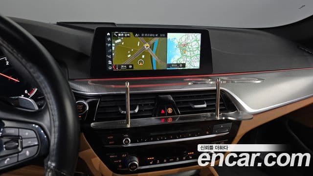 BMW 5 Series 2018 — ფოტო 14/19