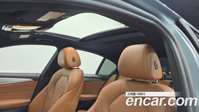 BMW 5 Series 2018 — ფოტო 16/19