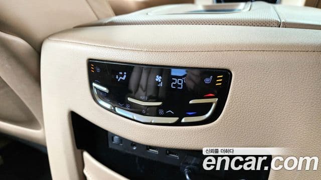 Cadillac Escalade 2020 — ფოტო 19/20