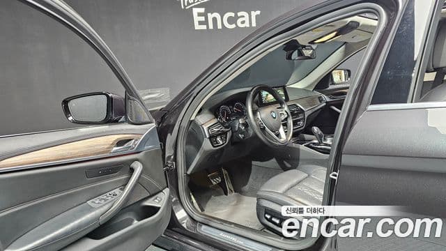 BMW 5 Series 2018 — ფოტო 7/19
