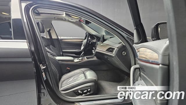 BMW 5 Series 2018 — ფოტო 9/19