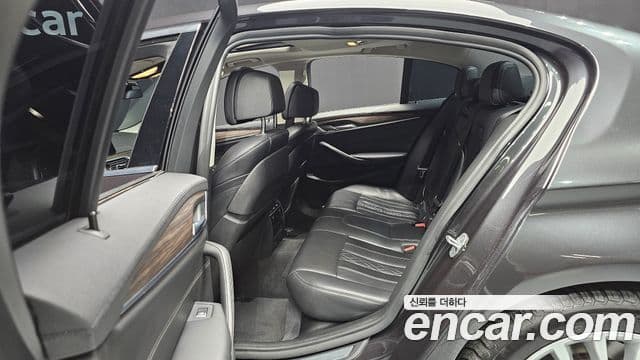 BMW 5 Series 2018 — ფოტო 10/19