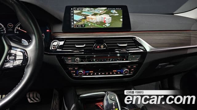 BMW 5 Series 2018 — ფოტო 13/19