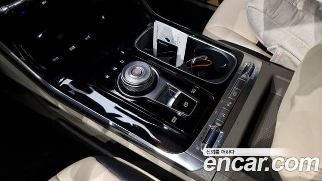 Kia Carnival 2021 — фото 9 из 20