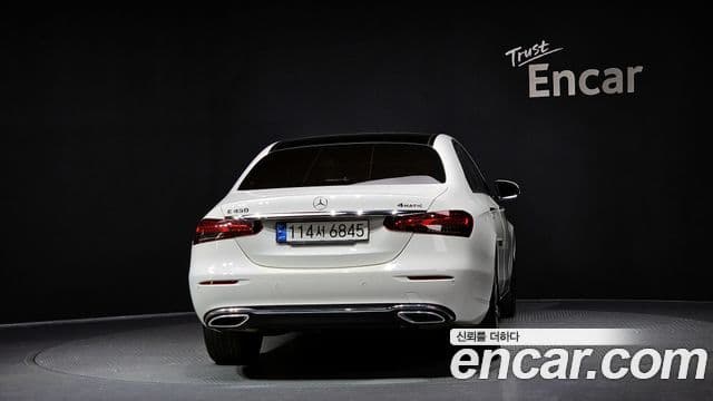 Mercedes-Benz E-Class 2022 — ფოტო 4/20