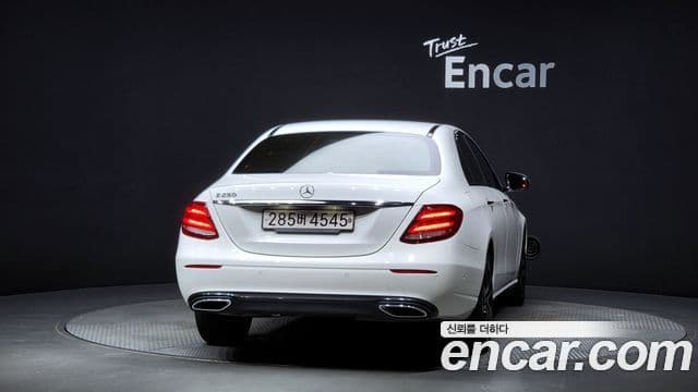 Mercedes-Benz E-Class 2020 — ფოტო 4/20