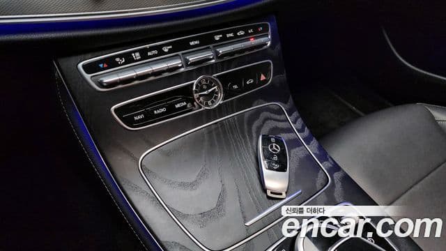 Mercedes-Benz E-Class 2020 — ფოტო 16/20