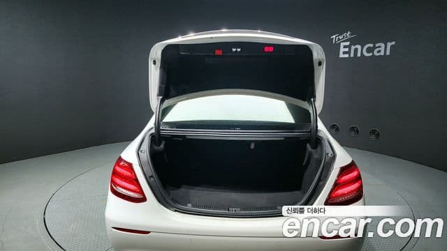 Mercedes-Benz E-Class 2020 — ფოტო 20/20