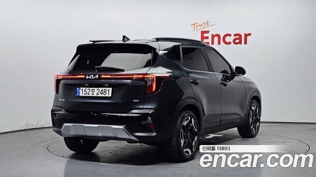 Kia Seltos 2023 — ფოტო 16/20