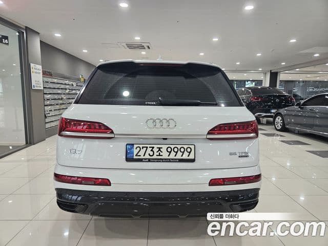 Audi Q7 2021 — ფოტო 9/17