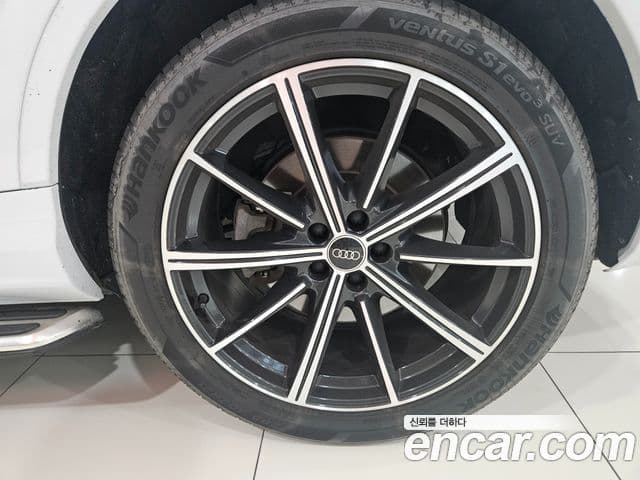 Audi Q7 2021 — ფოტო 15/17
