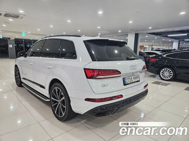 Audi Q7 2021 — ფოტო 4/17