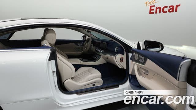 Mercedes-Benz E-Class 2023 — Photo 10/20