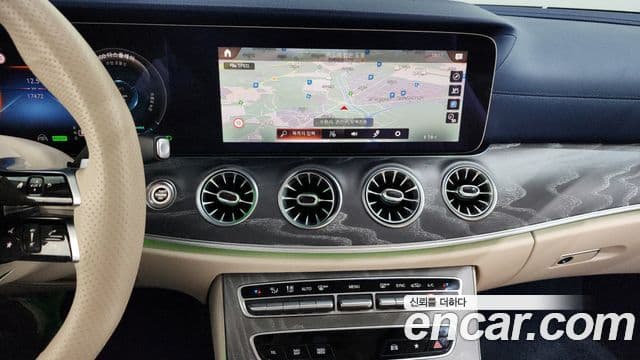 Mercedes-Benz E-Class 2023 — Photo 11/20