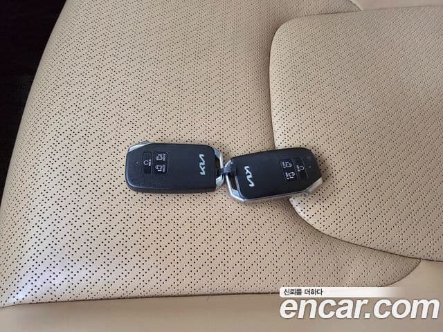 Kia Carnival 2023 — ფოტო 16/20