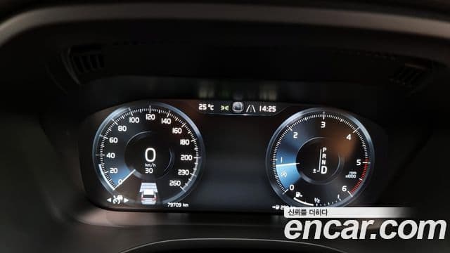 Volvo XC60 2019 — Şəkil 8/20