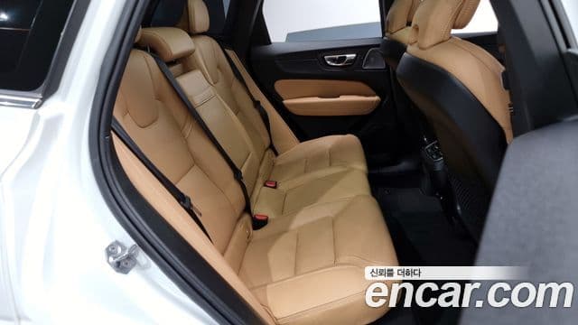 Volvo XC60 2019 — Şəkil 12/20