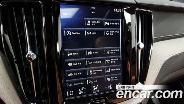 Volvo XC60 2019 — Şəkil 16/20