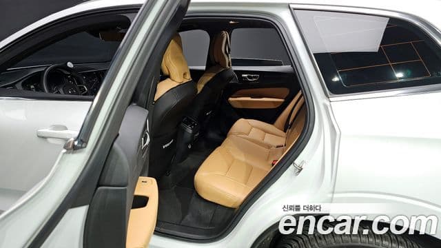 Volvo XC60 2019 — Фото 11/20