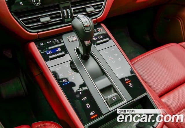 Porsche Macan 2023 — ფოტო 15/20