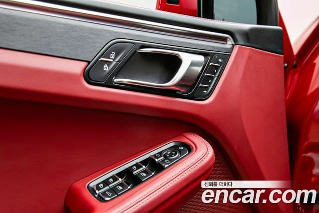 Porsche Macan 2023 — ფოტო 16/20