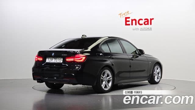 BMW 3 Series 2018 — ფოტო 14/20