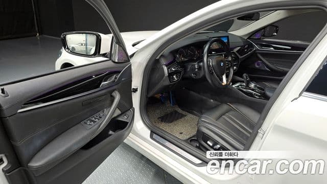 BMW 5 Series 2018 — Фото 10/20