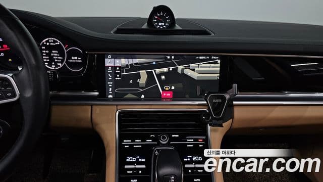 Porsche Panamera 2018 — ფოტო 15/20
