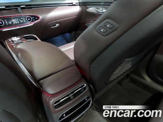 Genesis GV70 2023 — ფოტო 15/20