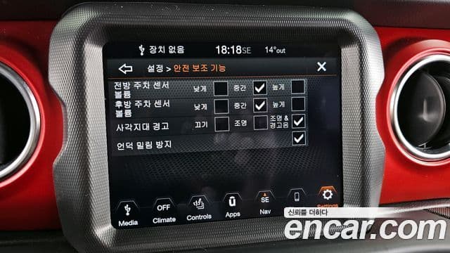 Jeep Wrangler 2023 — ფოტო 17/20