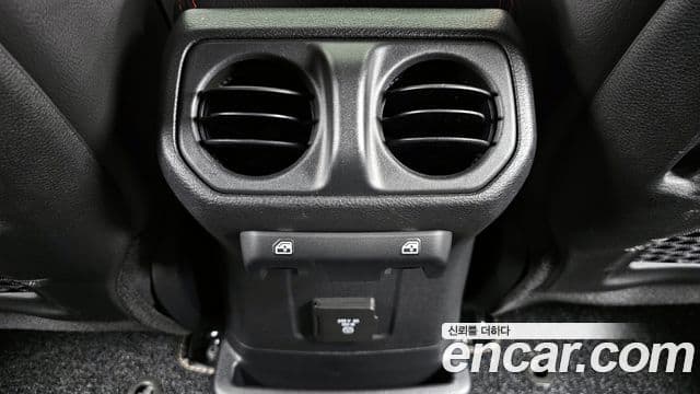 Jeep Wrangler 2023 — ფოტო 19/20