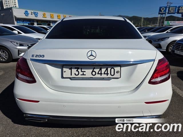 Mercedes-Benz E-Class 2018 — Şəkil 19/20