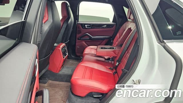 Porsche Cayenne 2020 — ფოტო 11/20