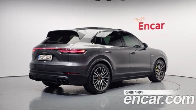 Porsche Cayenne 2021 — ფოტო 2/20