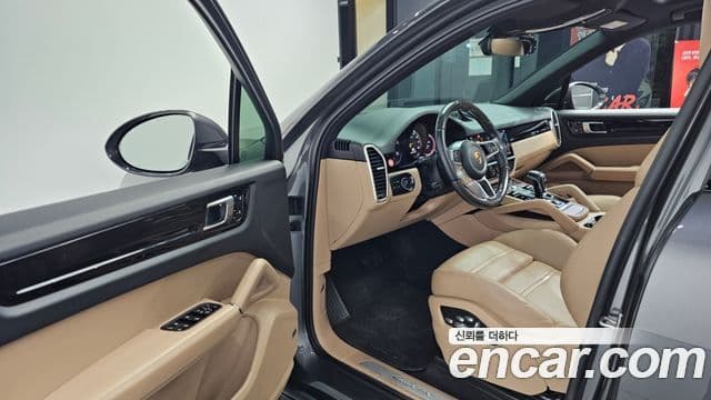 Porsche Cayenne 2021 — ფოტო 10/20