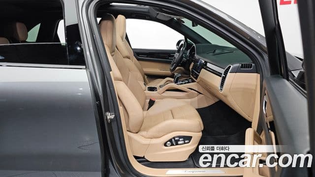 Porsche Cayenne 2021 — ფოტო 11/20