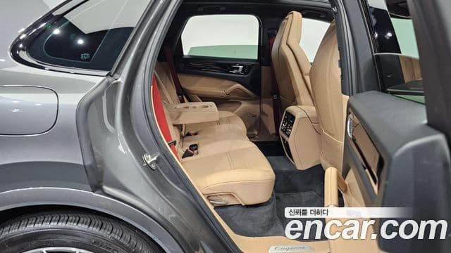 Porsche Cayenne 2021 — ფოტო 12/20