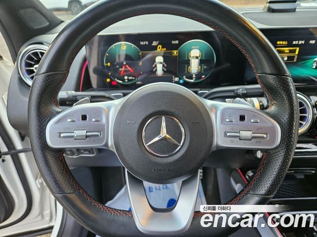 Mercedes-Benz GLB-Class 2020 — Photo 14/20