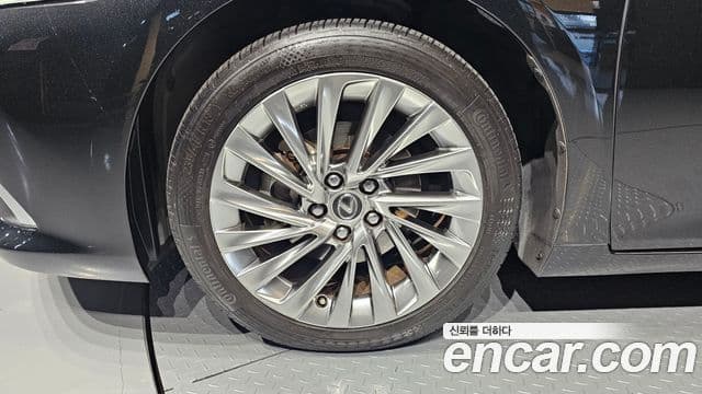Lexus ES300h 2022 — ფოტო 4/19