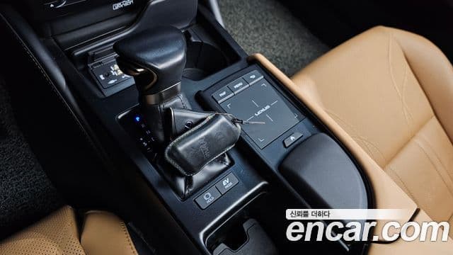 Lexus ES300h 2022 — ფოტო 7/19