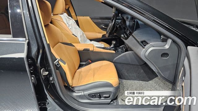Lexus ES300h 2022 — ფოტო 8/19
