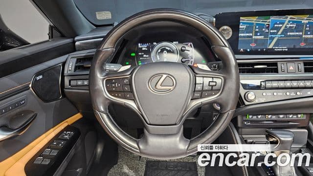 Lexus ES300h 2022 — ფოტო 13/19