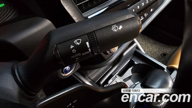 Lexus ES300h 2022 — ფოტო 16/19