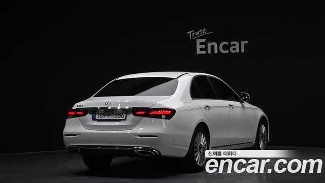 Mercedes-Benz E-Class 2022 — Photo 6/20